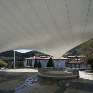 Imagen de una estructura tensada de color blanco cubriendo una plaza